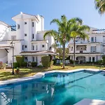 Apartamento Con Piscina. Los Naranjos De Marbella